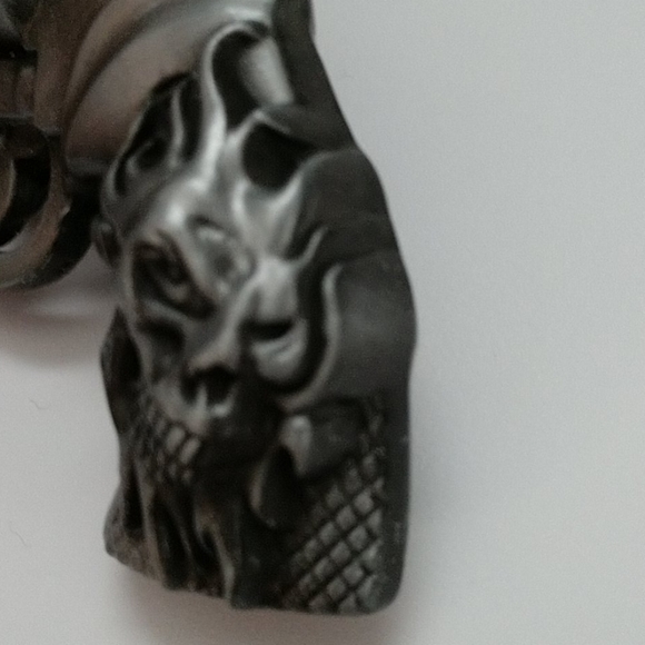 New Cast Metal Belt Buckle Revolver with Skull - Picture 11 of 12